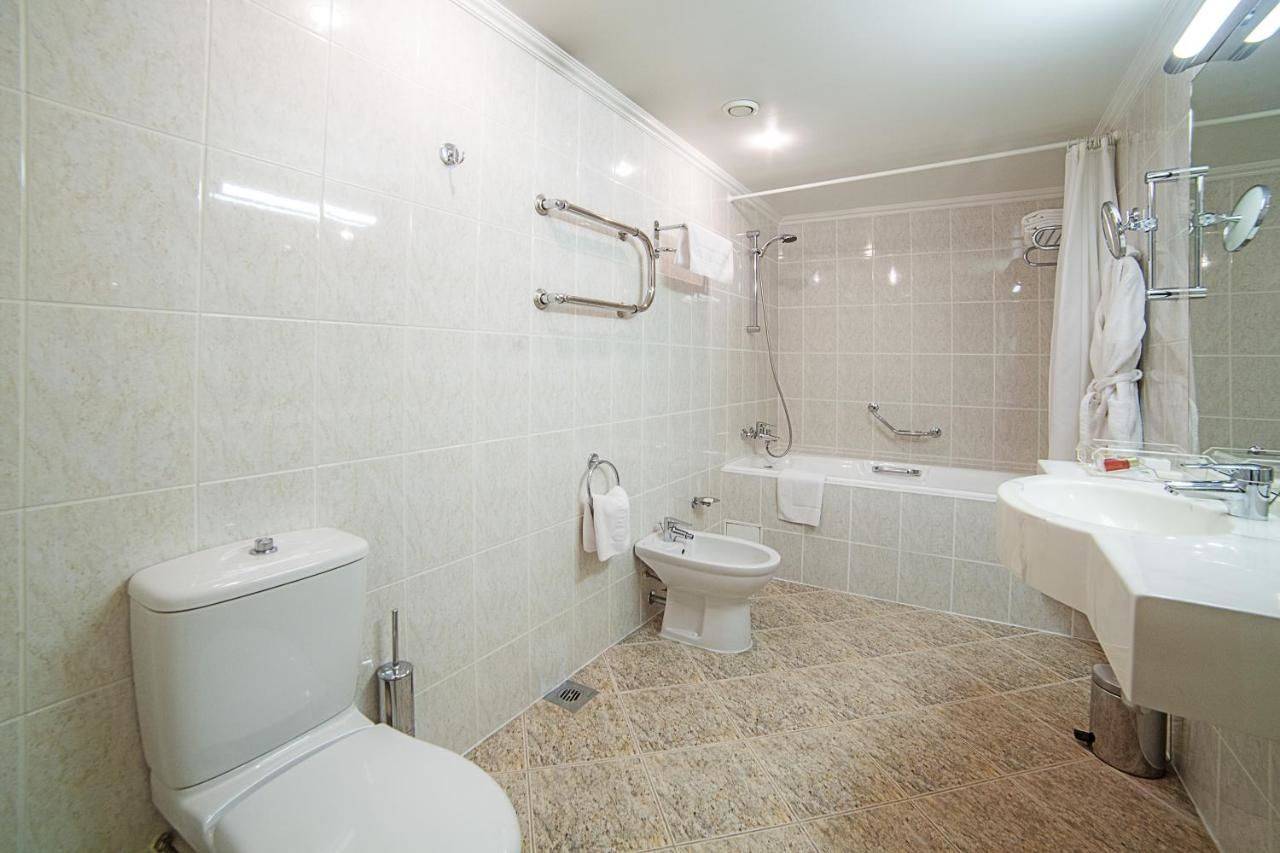 Фотографии номера Люкс с кроватью размера «king-size» в Гостинице Русотель Москва