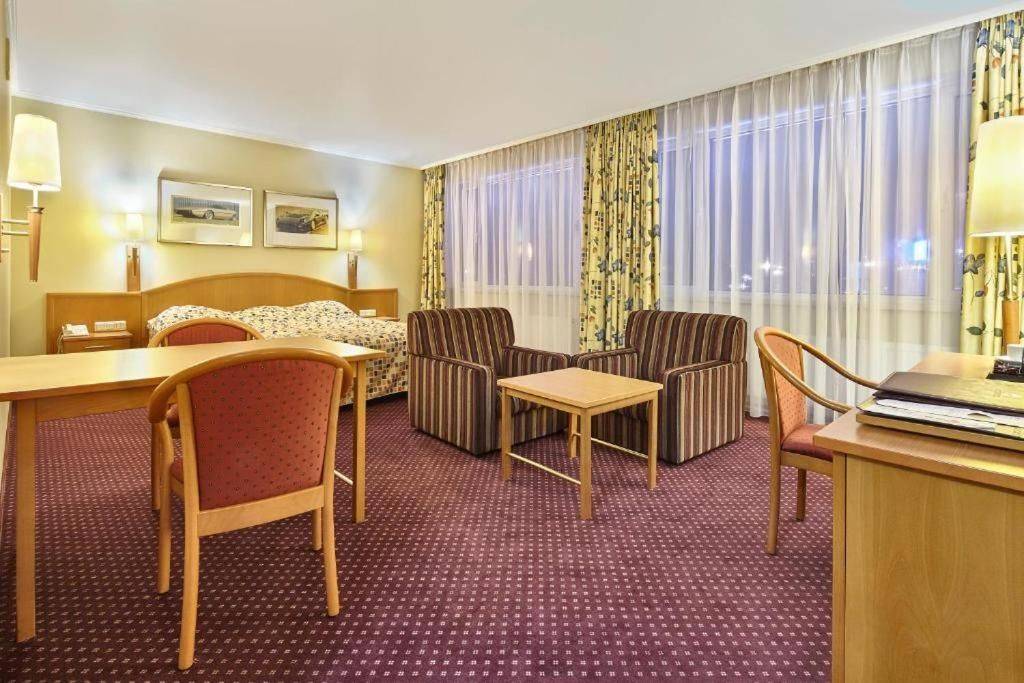 Фотографии номера Люкс с кроватью размера «king-size» в Гостинице Русотель Москва